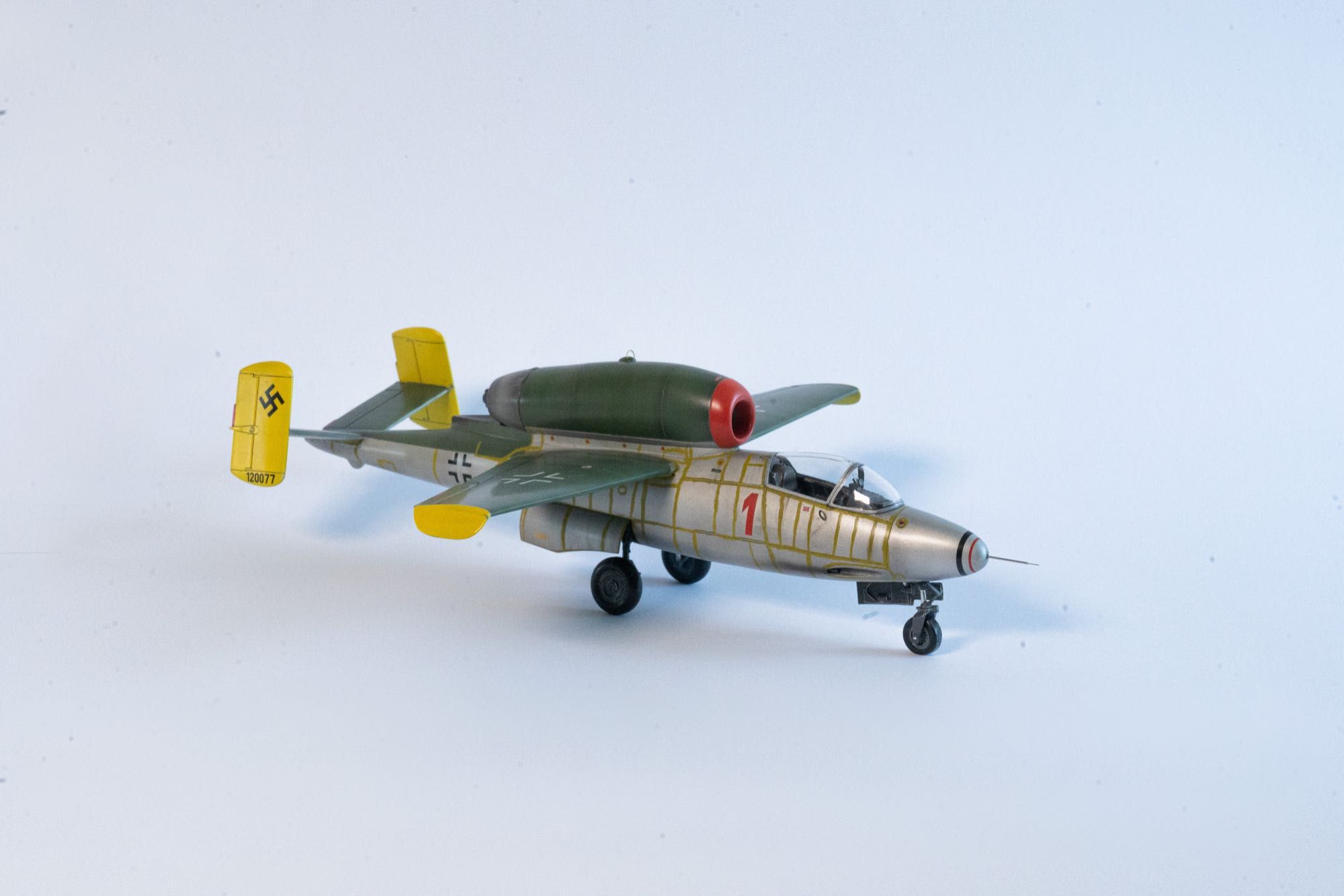 Собранная модель самолета He-162 1/32