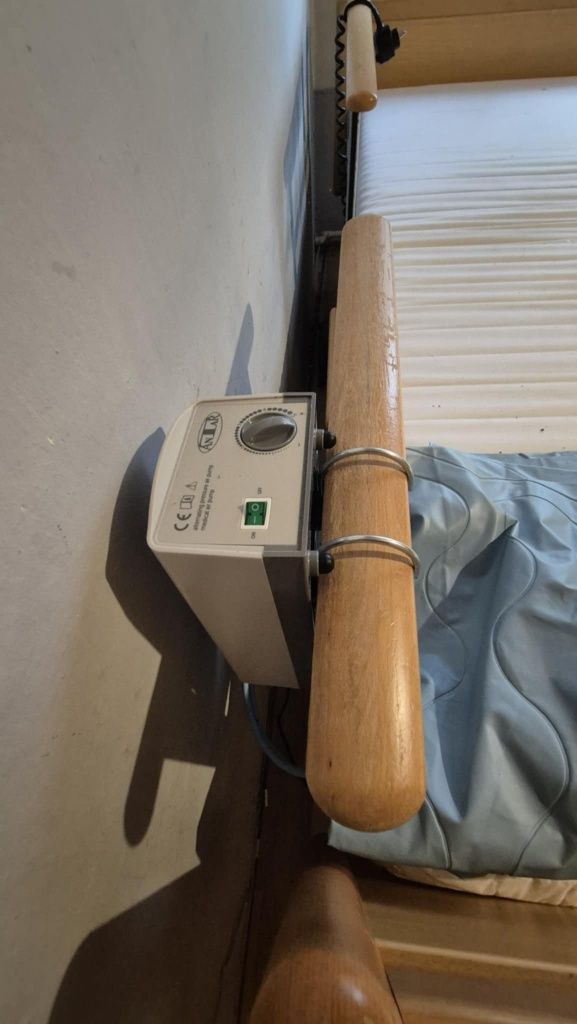 Łóżko rehabilitacyjne z materacem i matą przeciwodleżynową