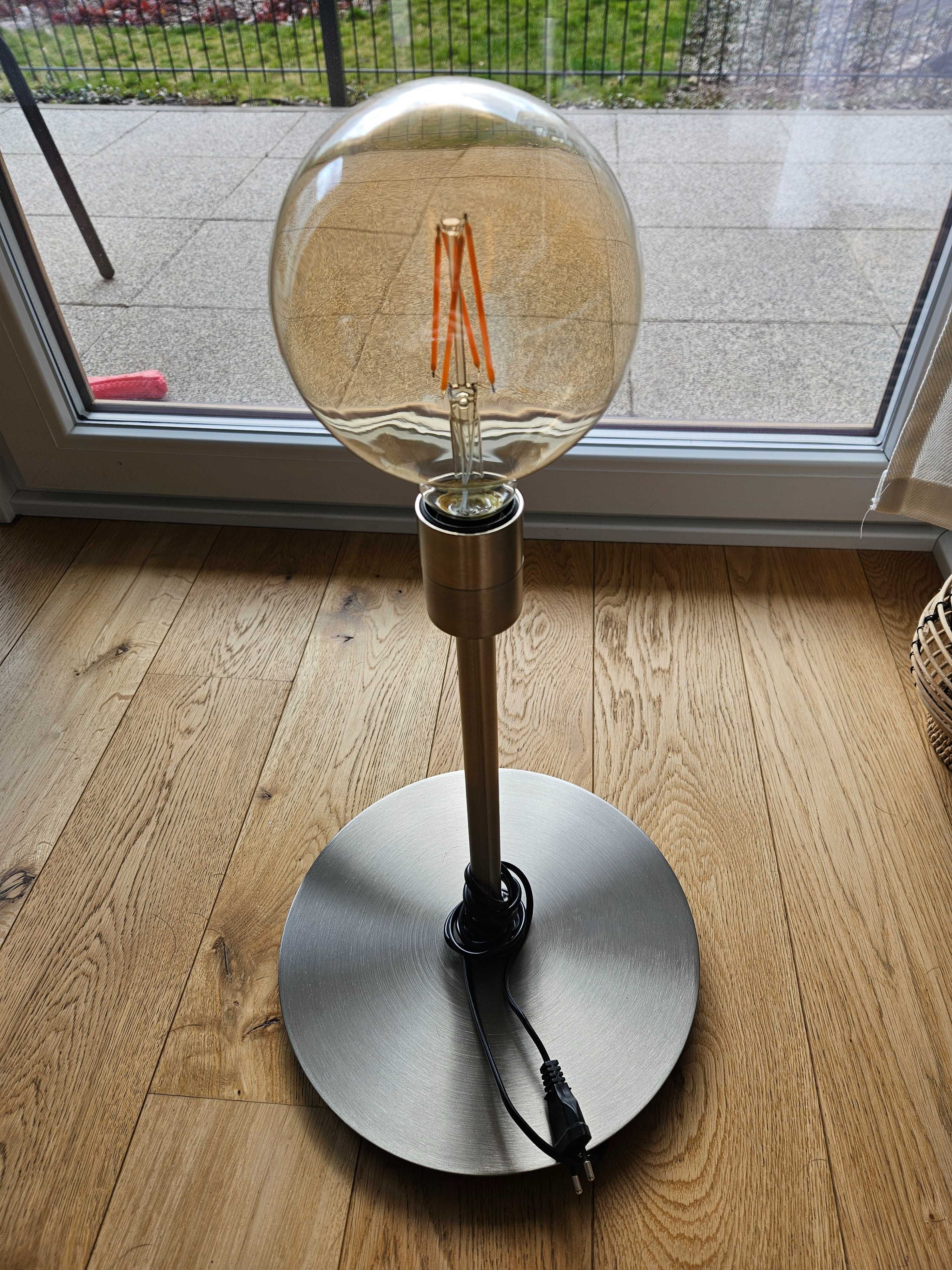 Używana lampa stojąca