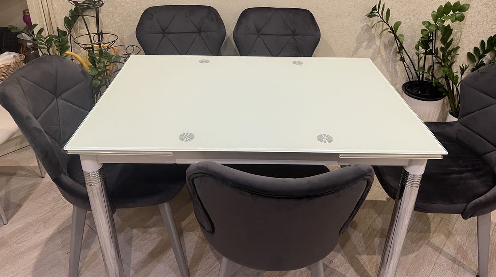 Продаю стікляний стіл та стільці стан - хороший