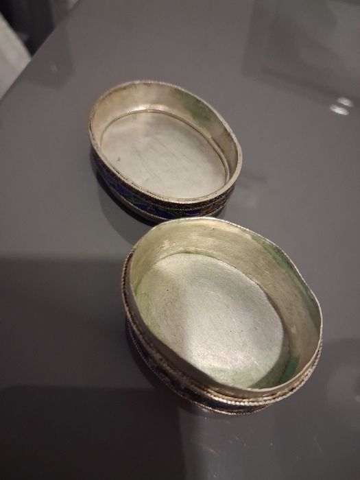 Caixa antiga decorativa em metal esmaltado – estilo cloisonné com tamp