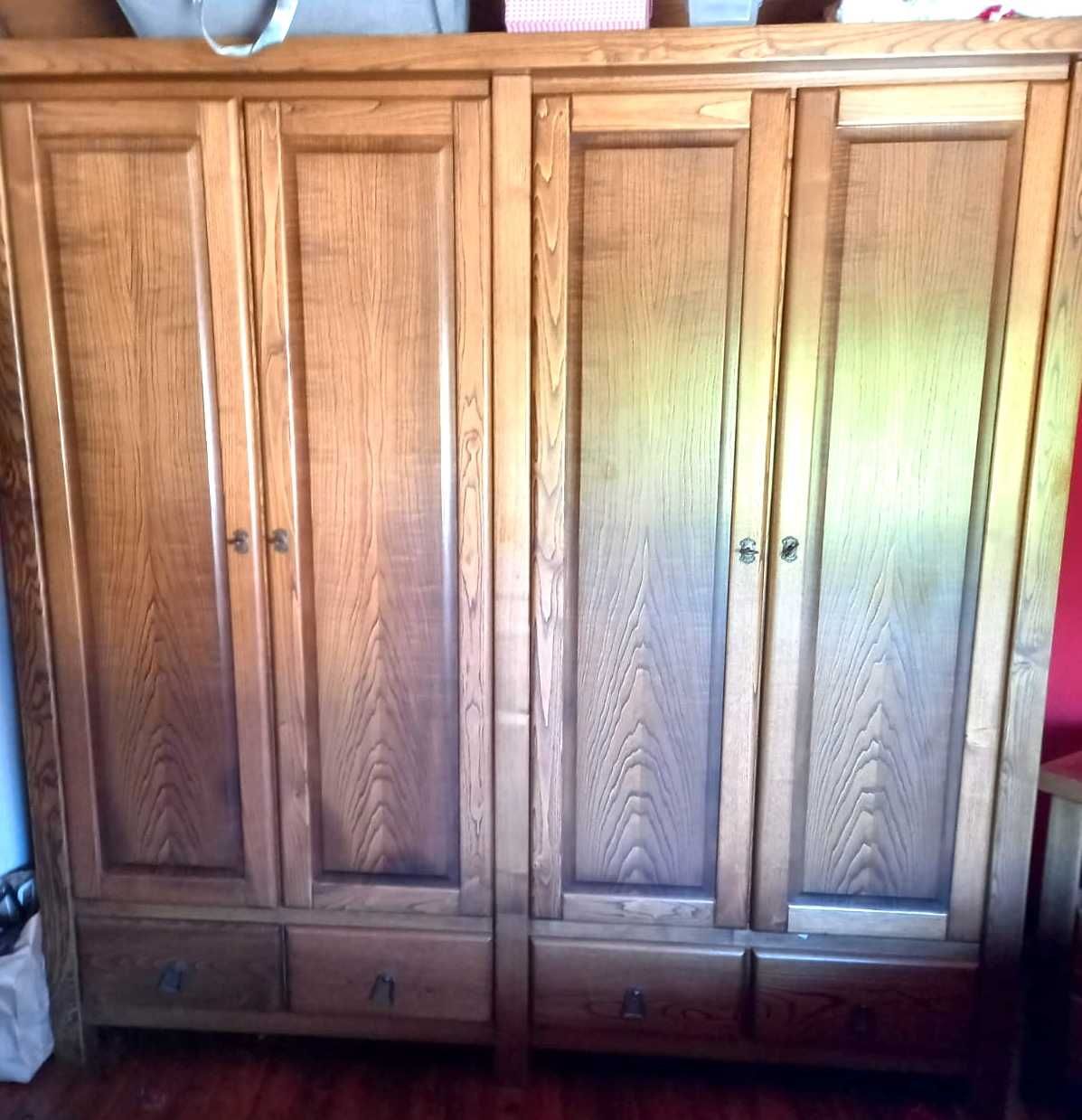 Conjunto de Móveis de Quarto em Madeira Maciça - Completo