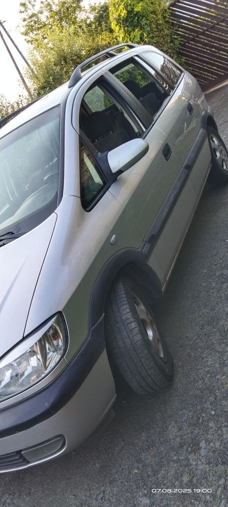 Samochód osobowy Opel Zafira 1,8 A rok2000