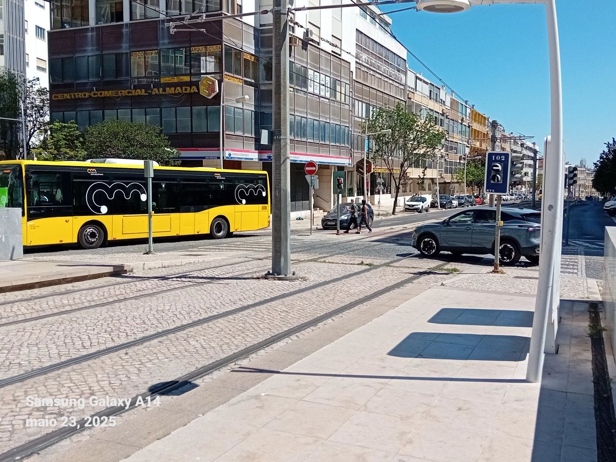Loja de 22m² em centro comercial  almada