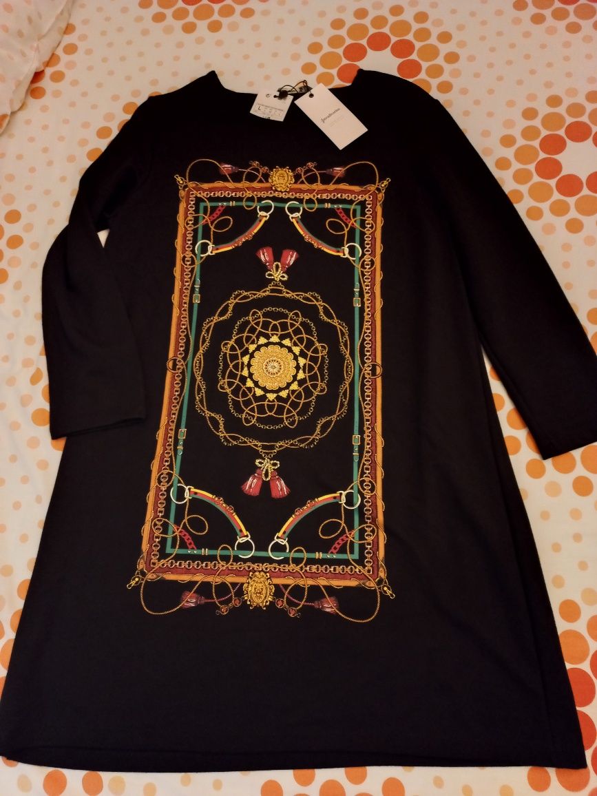 Vestido preto com aplicação de desenho.