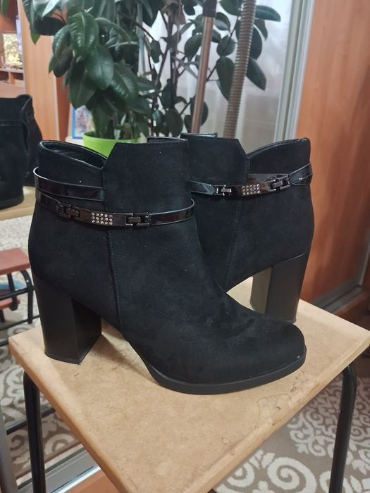 Осіні ботінки на замку.