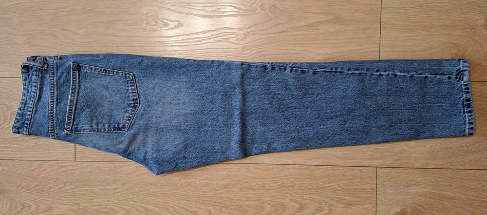 Damskie jeansy ZARA, rozmiar 34, super jakość i atrakcyjna cena!