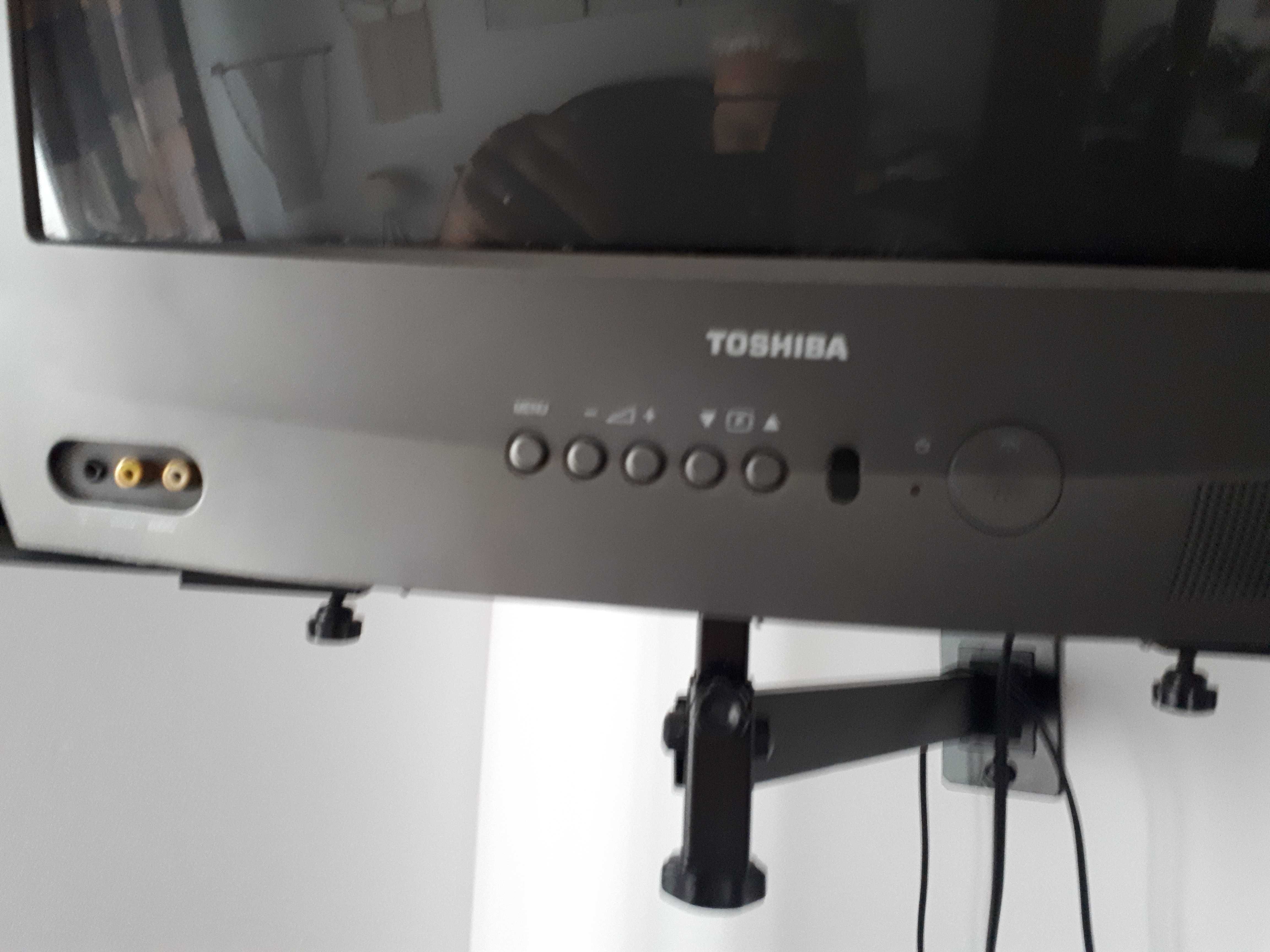 TV Toshiba com comando e suporte de parede