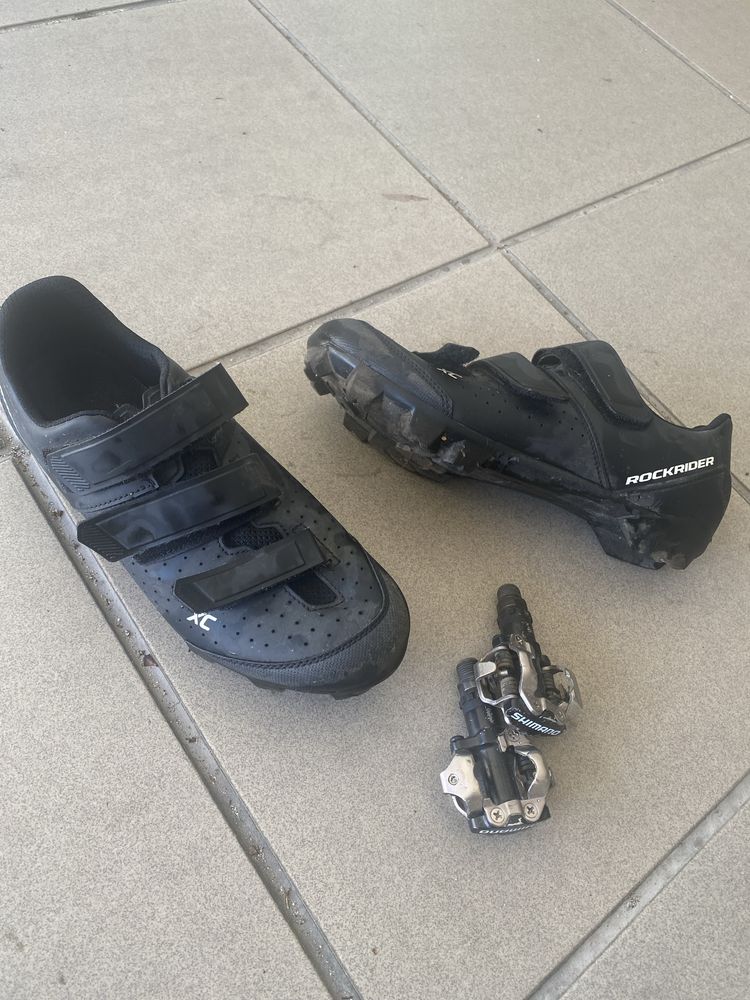Sapatos de btt com pedais de encaixe