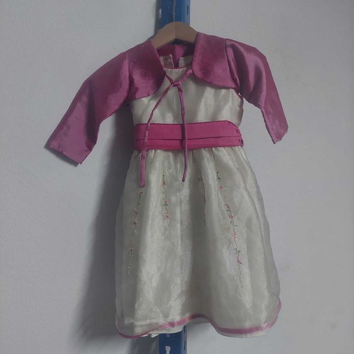 Vestido de menina das alianças, com casaco.