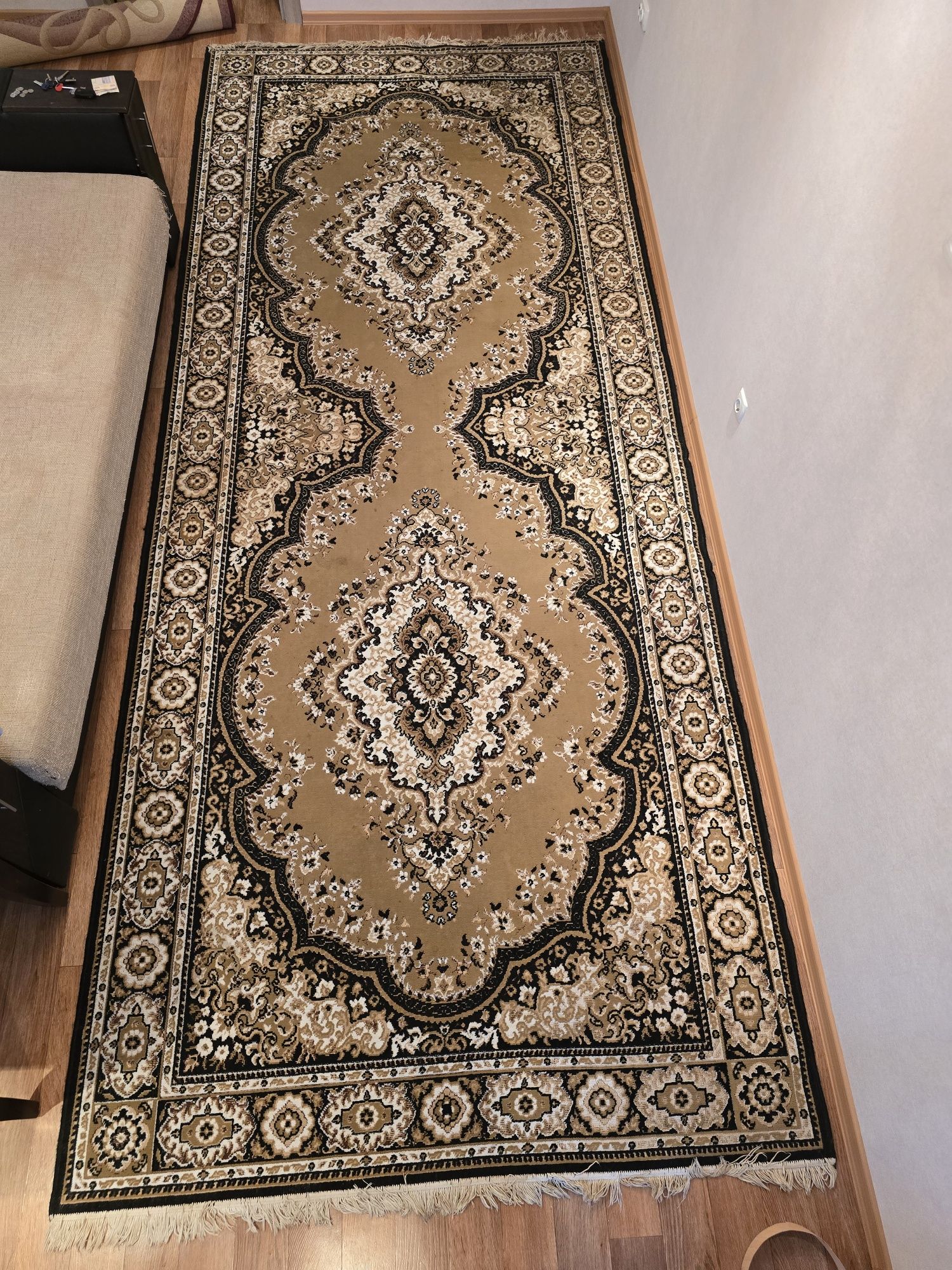 Великий килим, ковёр. Розмір 1.9*4.7 м.  Б/У