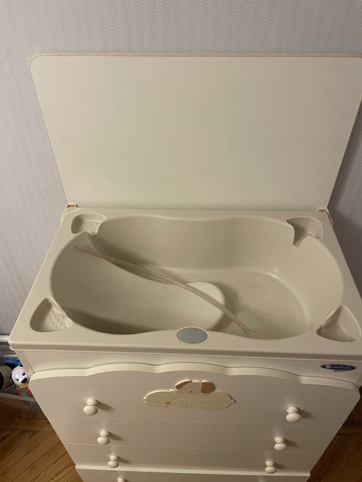 Пеленальний столик з ванною