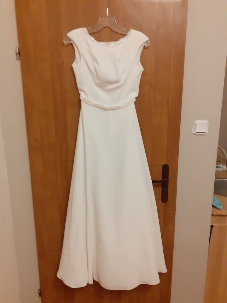 Biała ślubna sukienka