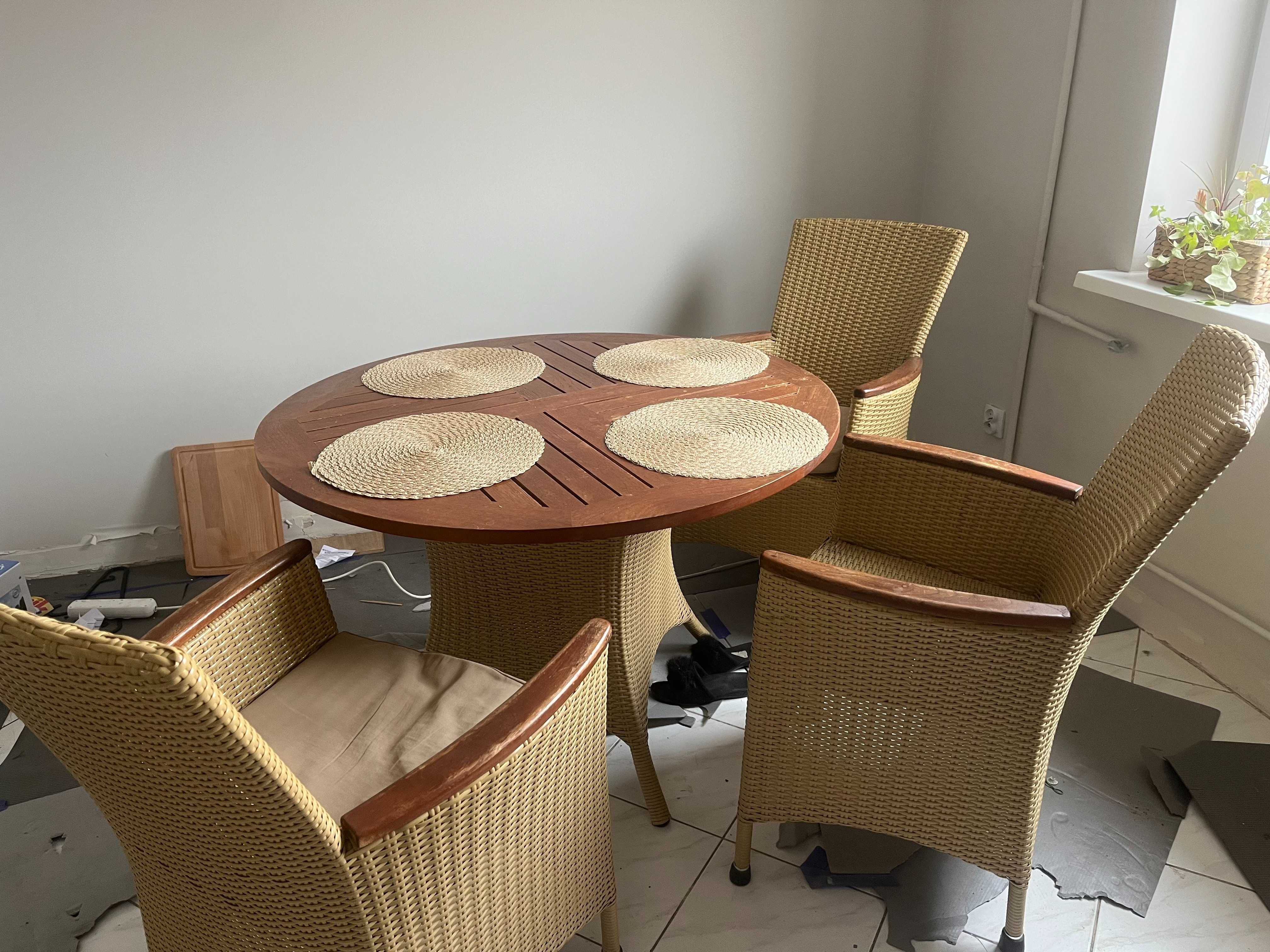 Stół z krzesłami-wypoczynkowy.