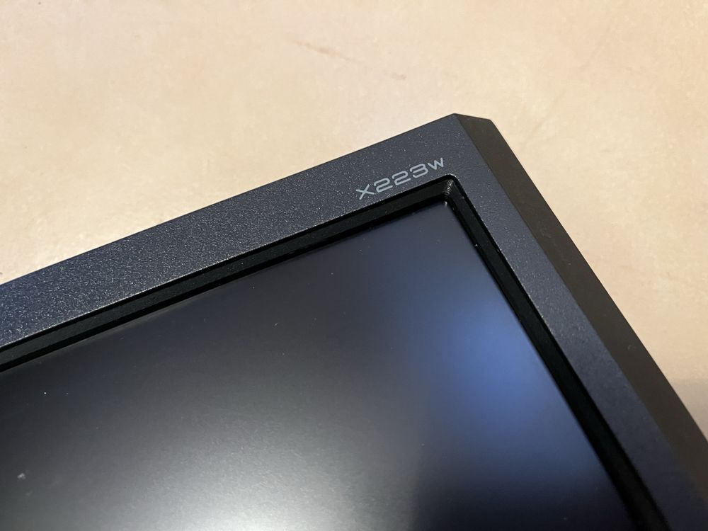Uszkodzony monitor LCD 22 cale.