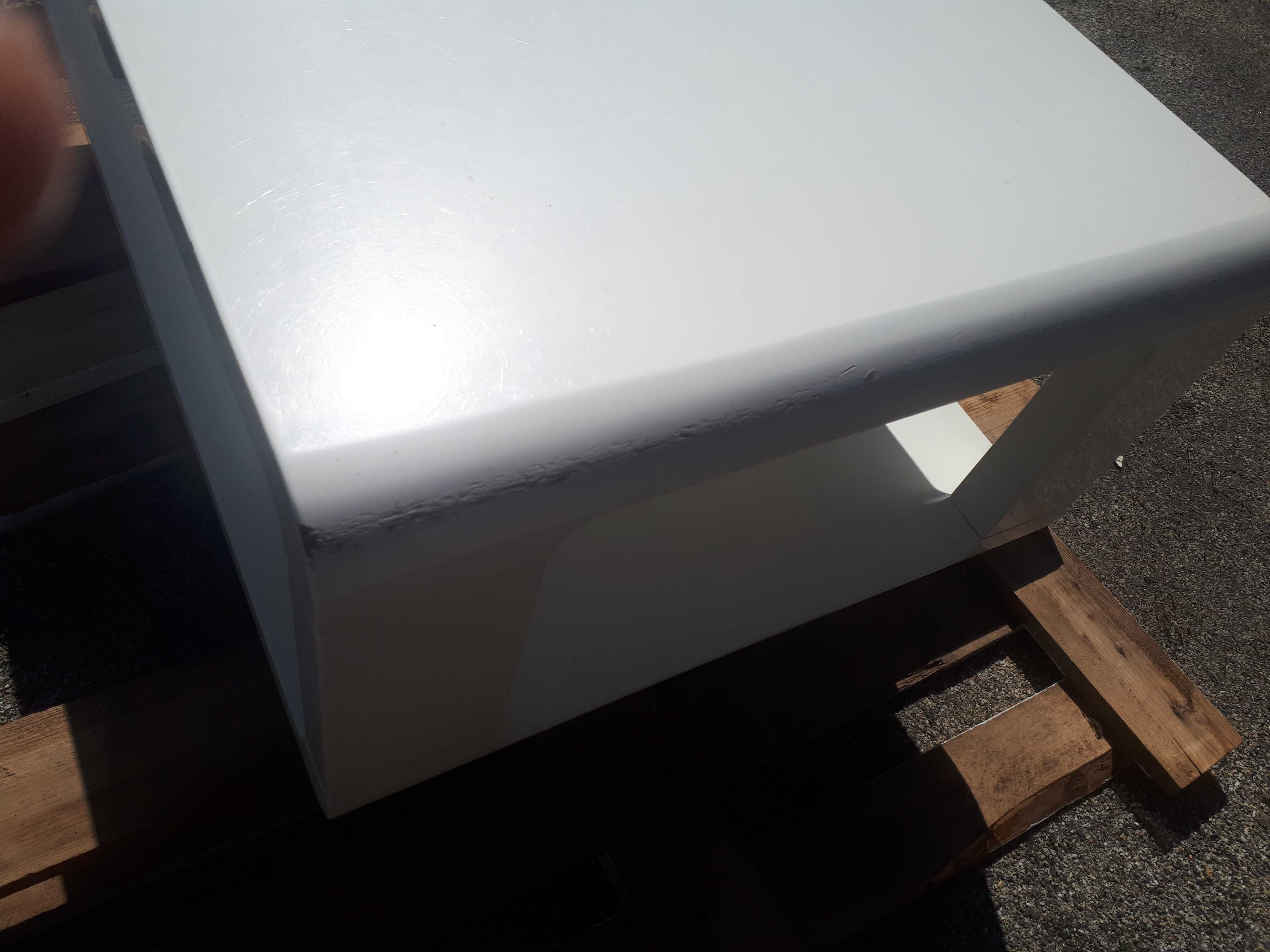 Fajna ława na kólkach nowoczesny design biala