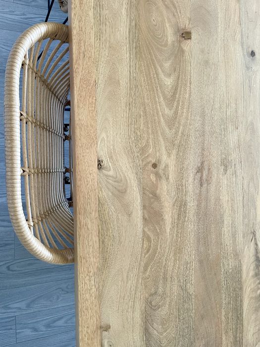 Mesa de jantar e cadeiras