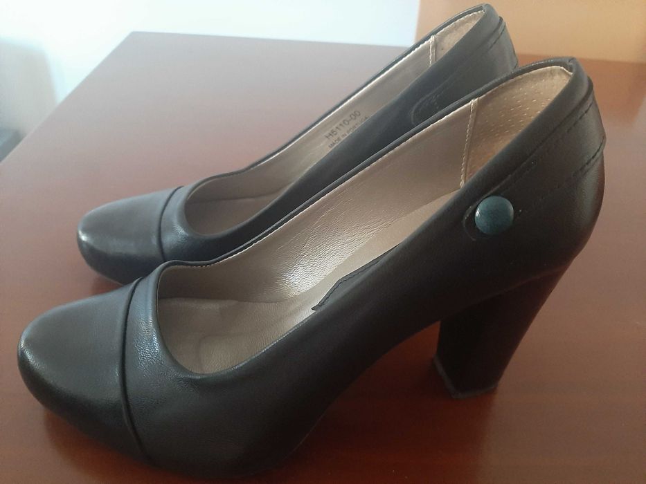 Sapatos pretos Hush Puppies em bom estado n° 38