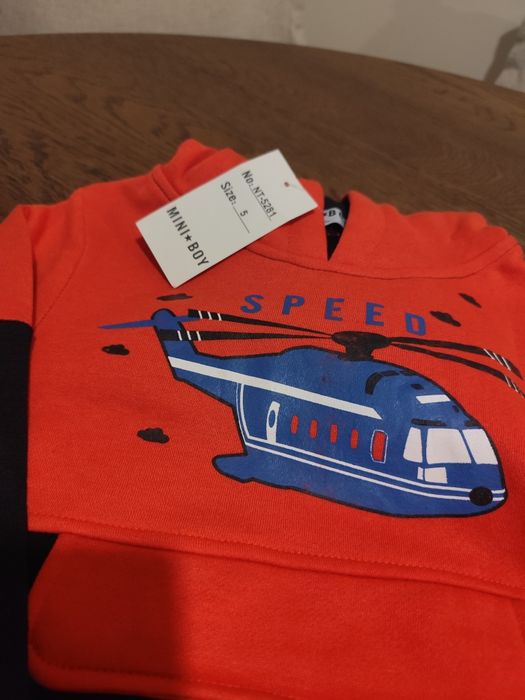 Últimos 8 conjuntos de criança/ revenda