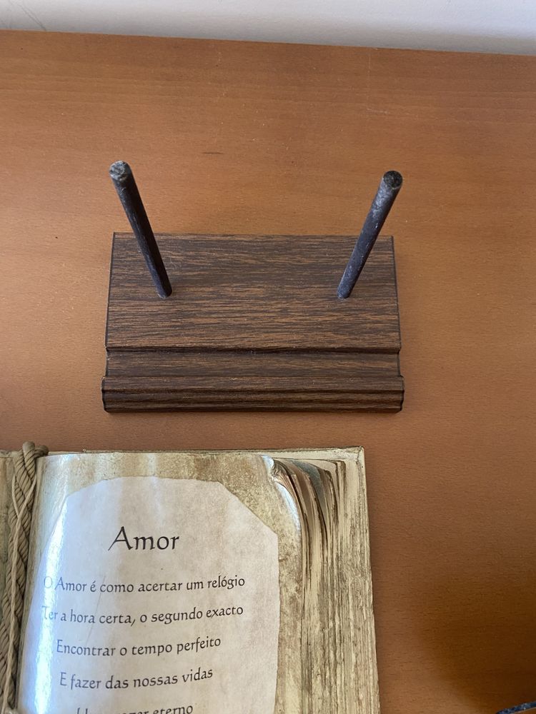 Livro decorativo com suporte
