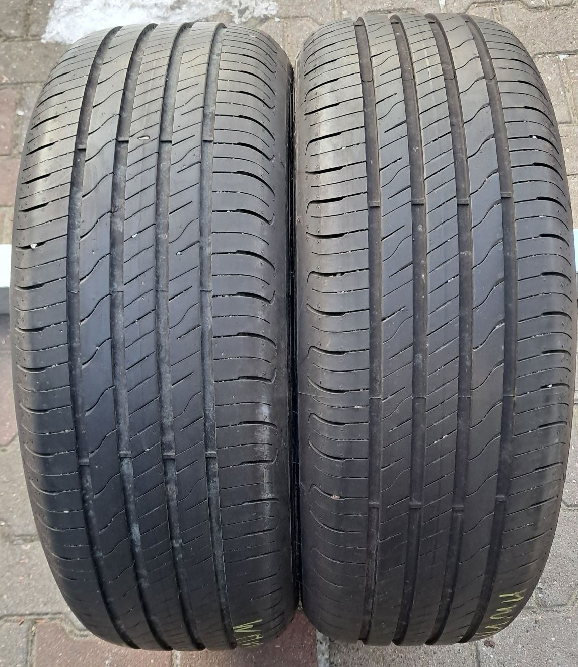 215/55R17 98W Goodyear efficient Grip performace 2