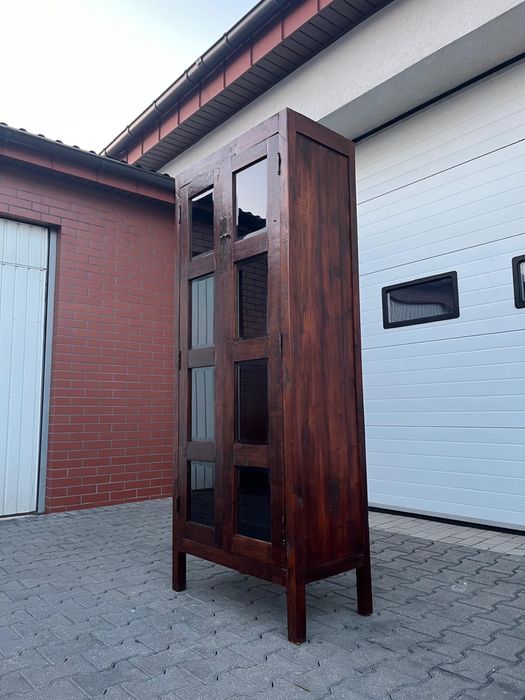 Kolonialna witryna - egzotyczne drewno tekowe, industrialna