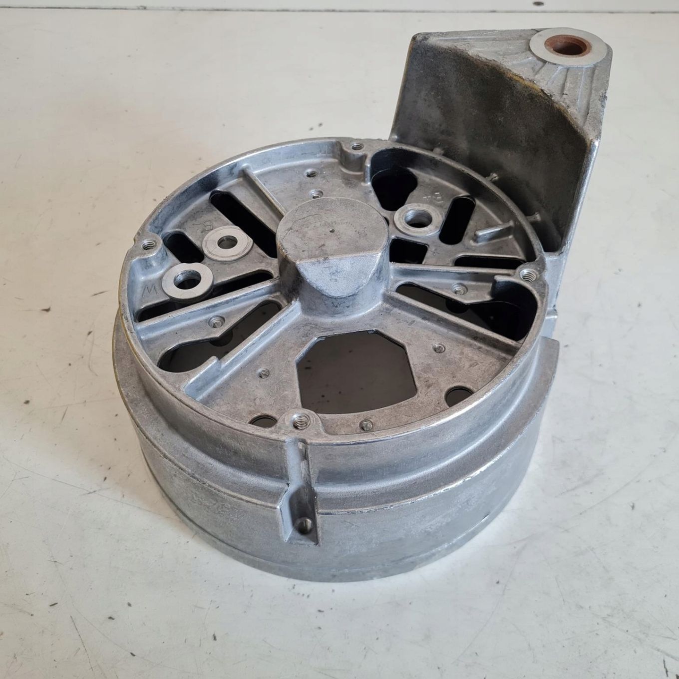 MERCEDES ATEGO AXOR TRAVEGO OBUDOWA ALTERNATORA BOSCH 1125887013