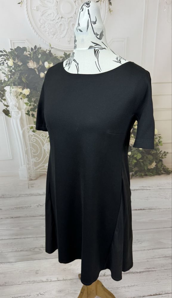 Elegancka czarna sukienka Orsay – klasyka i styl 40 L wstawki z boku