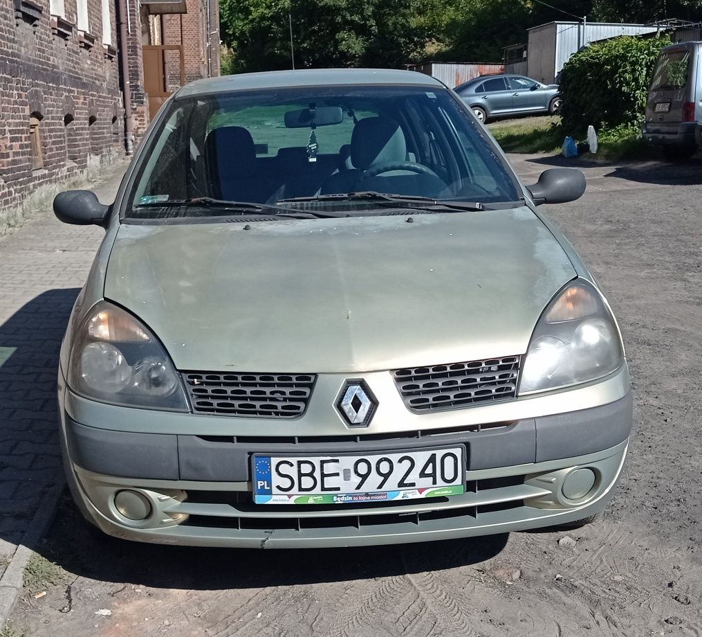 Renault Clio jeżdżący