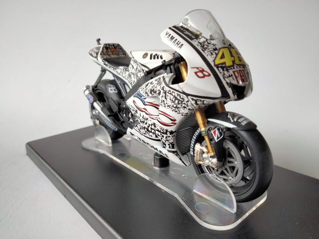 1/18 Yamaha YZR-M1 #46 - Valentino Rossi (2010)