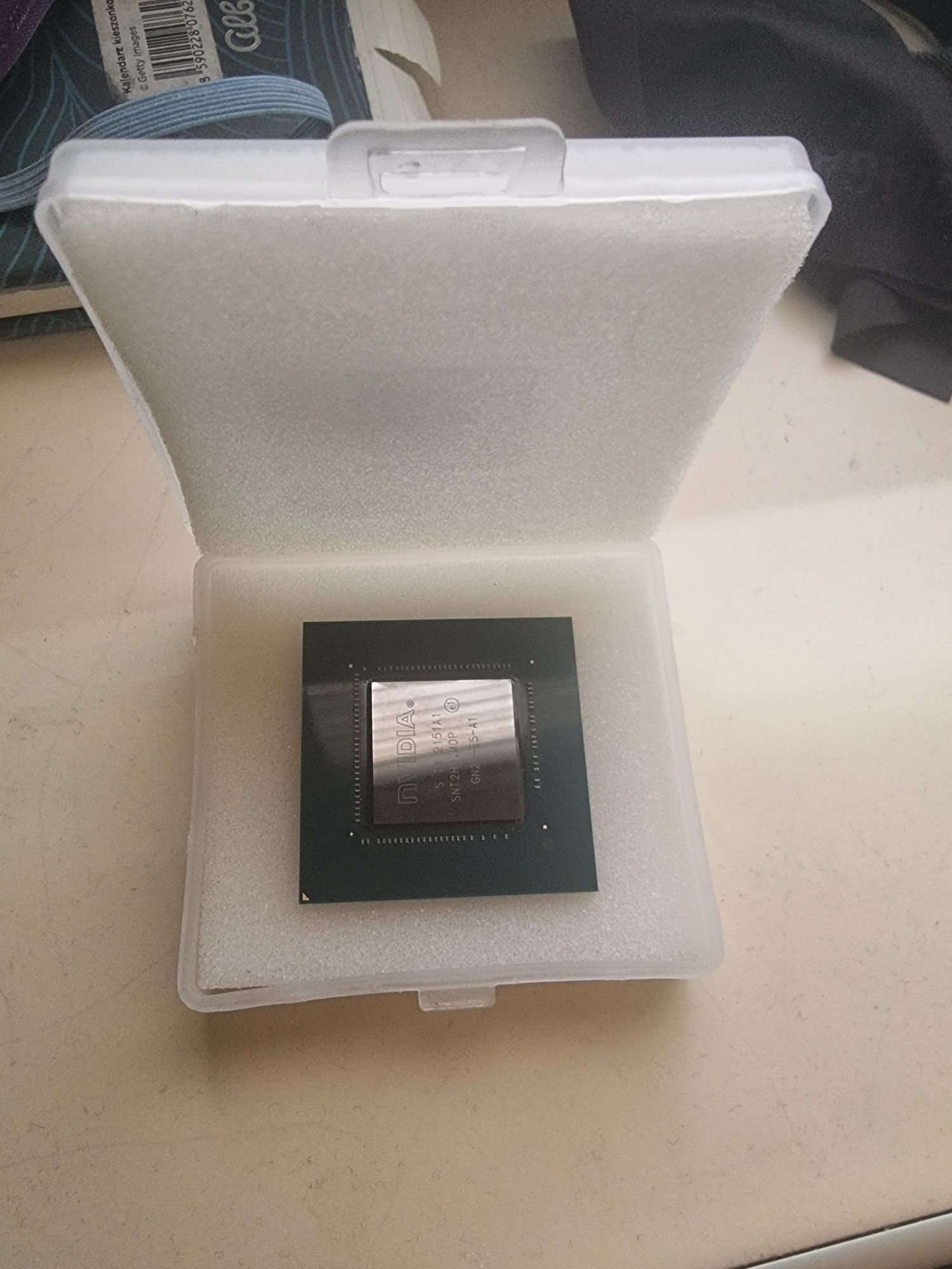 Kartą graficzną RTX 3070 (laptop) i blokami pamięci.