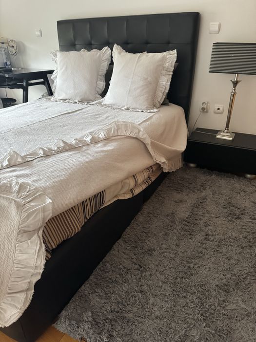 Quarto (cama, camiseiro e mesa de cabeceira)