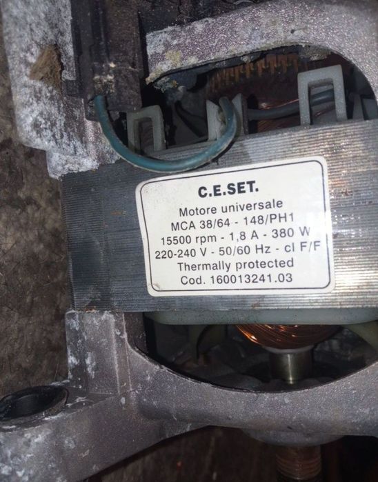 Двигун від пральної машинки.