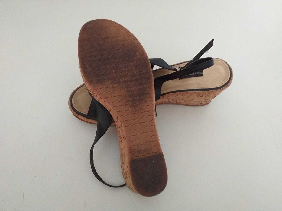 Sandália de Cunha em Couro Sintético Preta