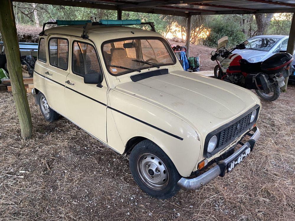 Carro Renault 4L a funcionar bem