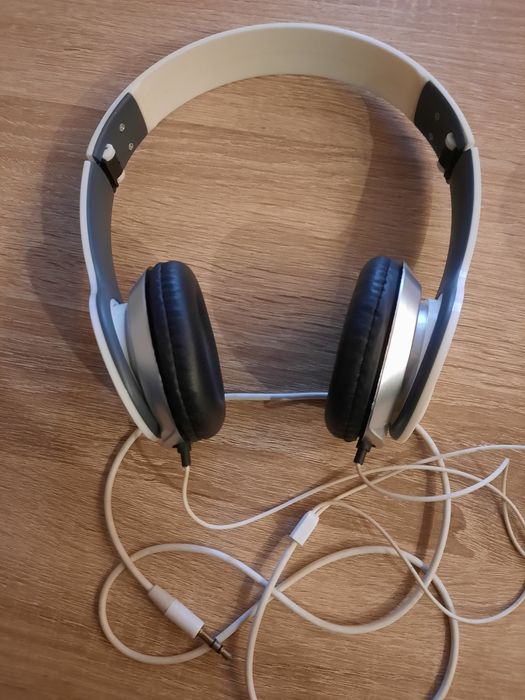 Słuchawki przewodowe składane.