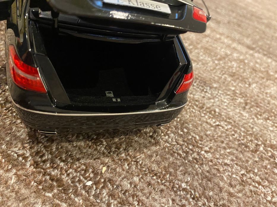 Mercedes W212 1:18 Minichamps