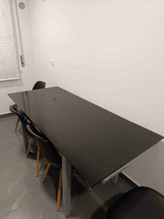 Conjunto de mesa e cadeiras