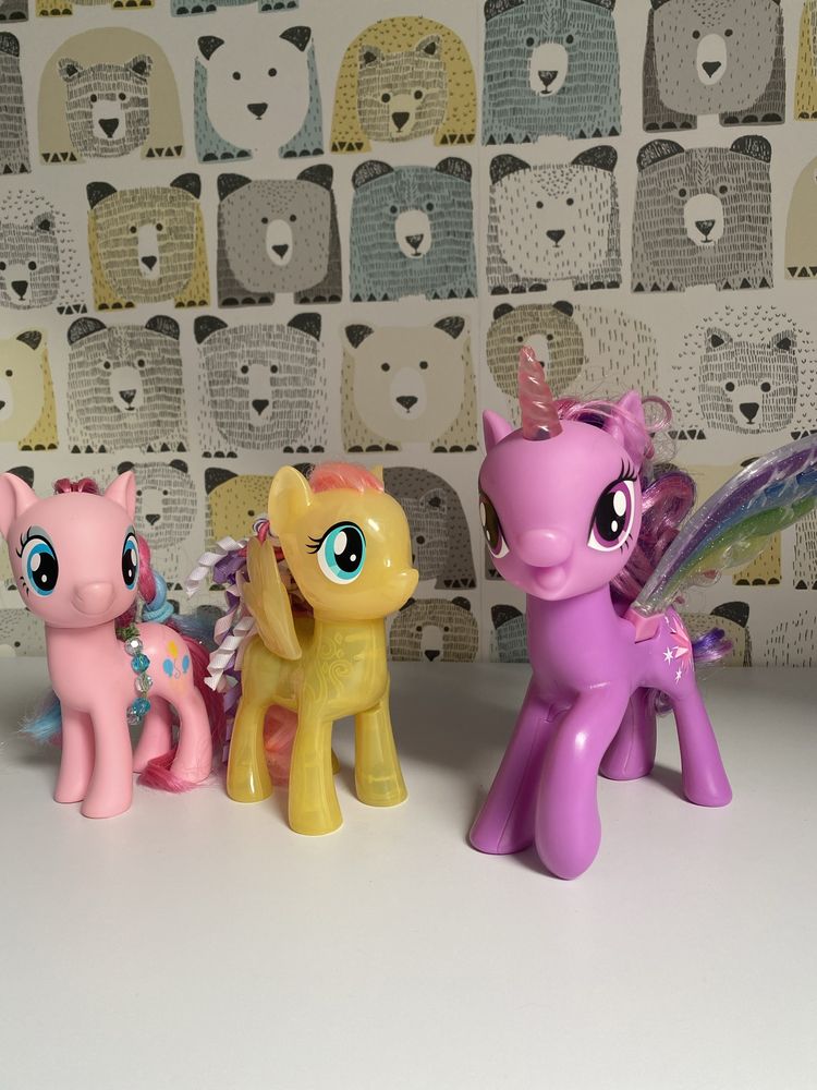 My little pony, super stan, świeca, przybijają piątkę