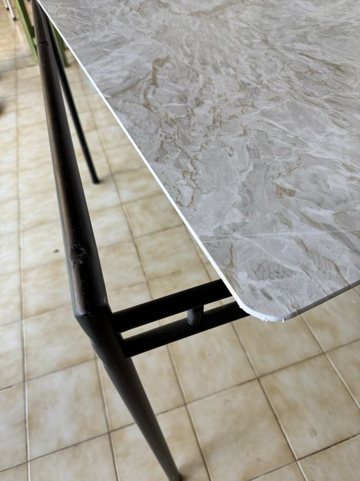 Mesa secretária com pés de ferro e tampo de vidro