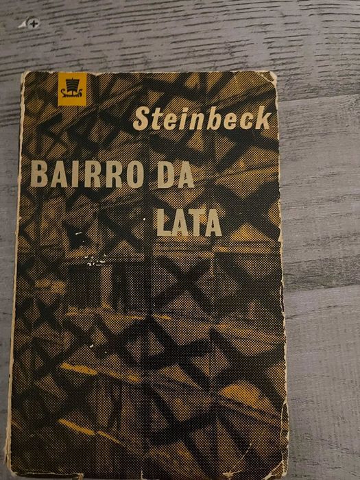 Livros diversos em português e inglês