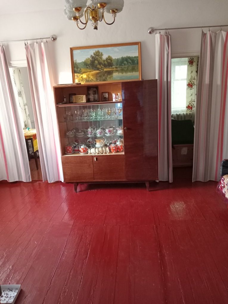 1/2 будинку продам або поміняю на 1 кімнатну квартиру в  кирпичн. буд