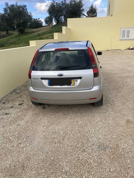 Excelente Ford Fiesta -2004