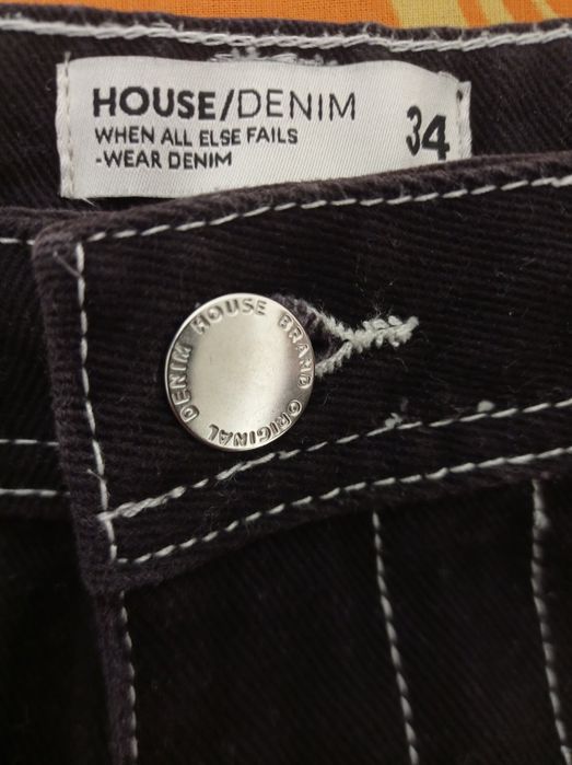 Чорні шорти з білими нитками