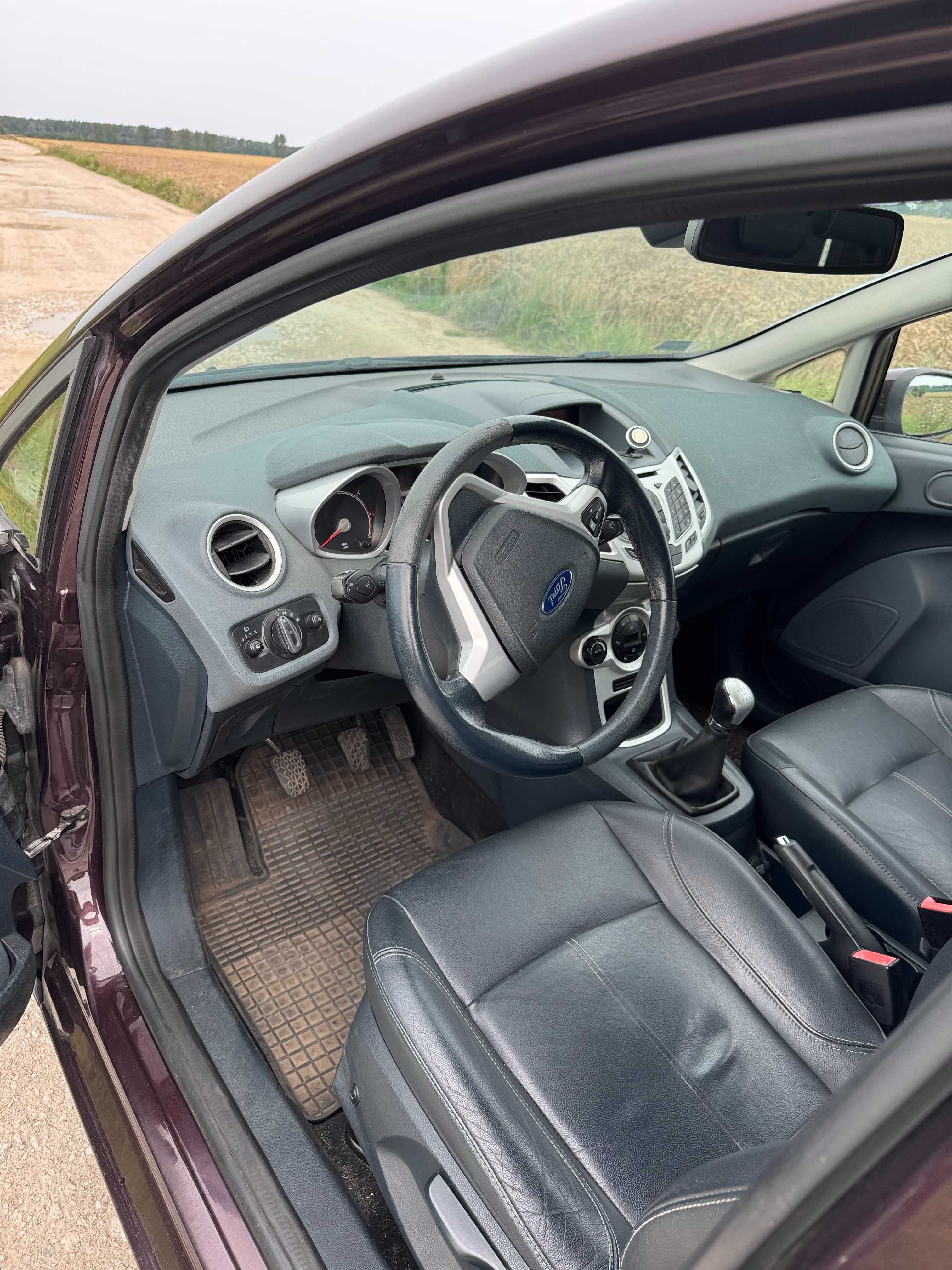 Samochód Ford Fiesta Mk 7 bogata wersja Ghia