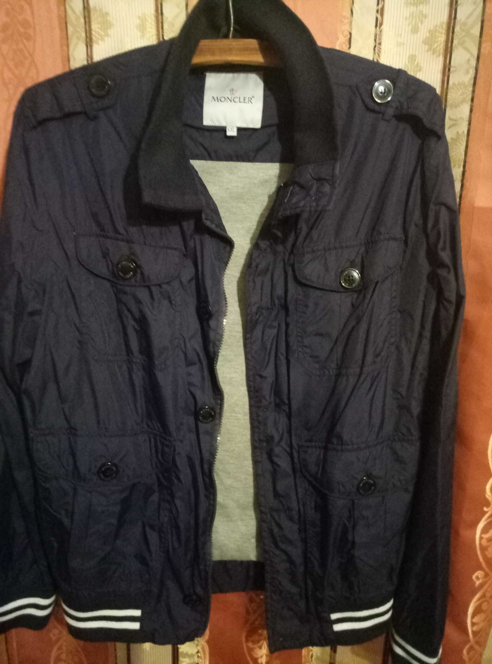 Хорошая мужск куртка - Moncler. Новая. Скидка 45%.  Монклер.