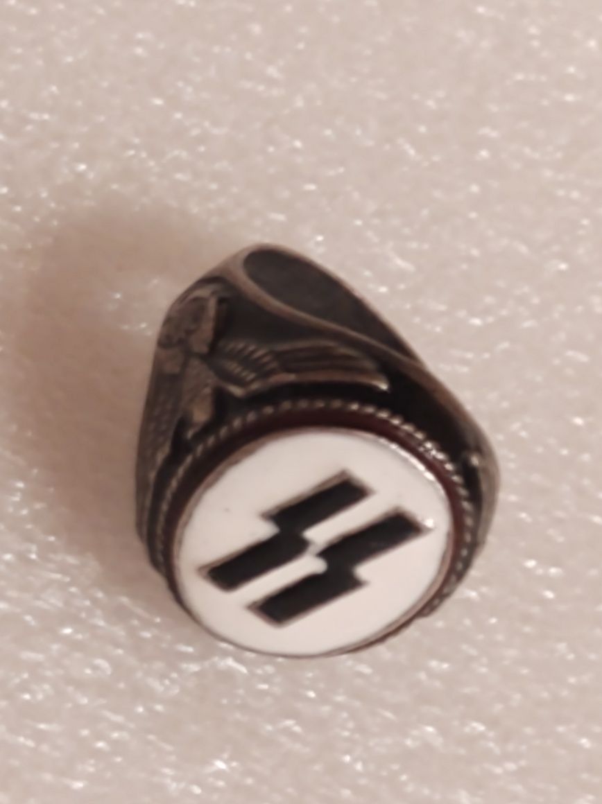 Zabytkowy pierścień srebrny z okresu II WŚ