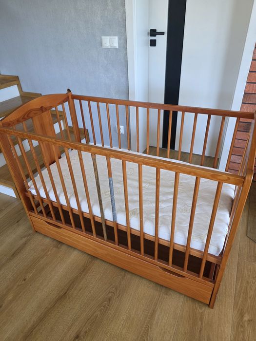 Łóżeczko z szufladą i materac lateksowy Hevea w pokrowcu medica