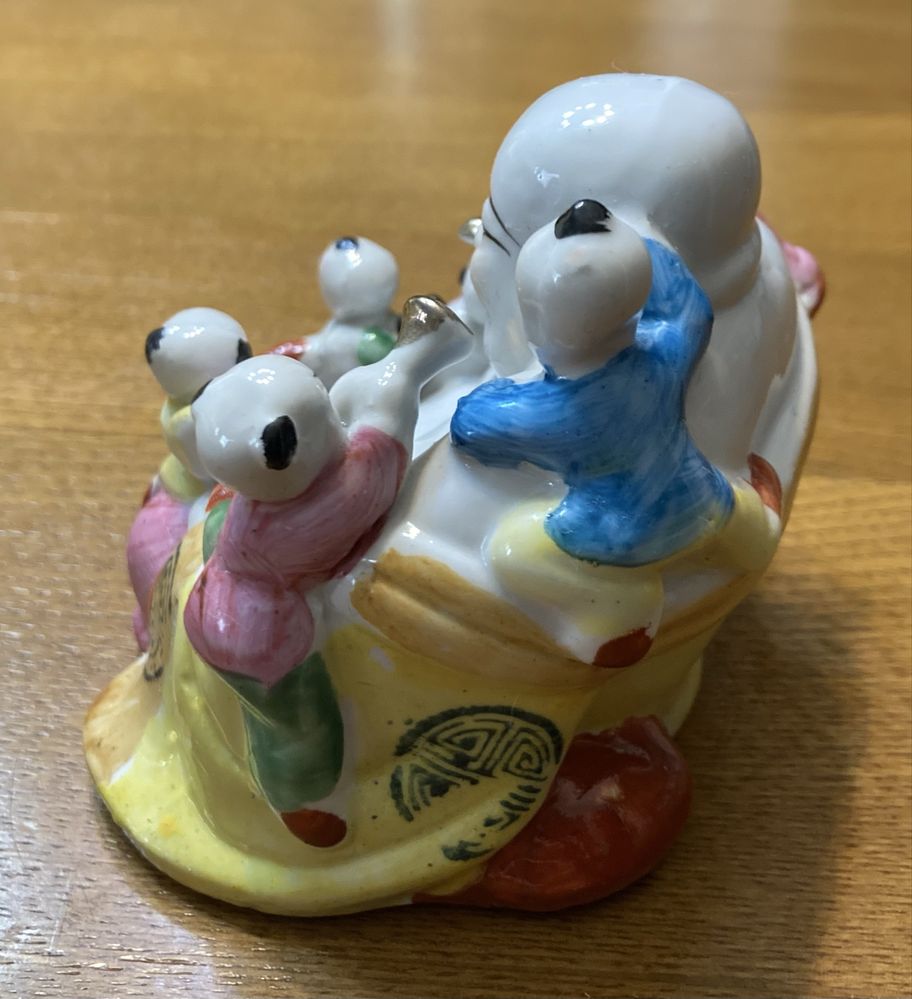 Buda da fertilidade em porcelana