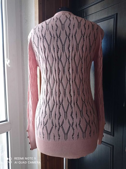 Świetny ażurowy sweterek damski z długim rękawem.